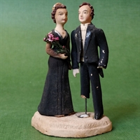 brudepar sort lang kjole med slæb pink brudebuket sort jakkesæt gammel vintage cake topper